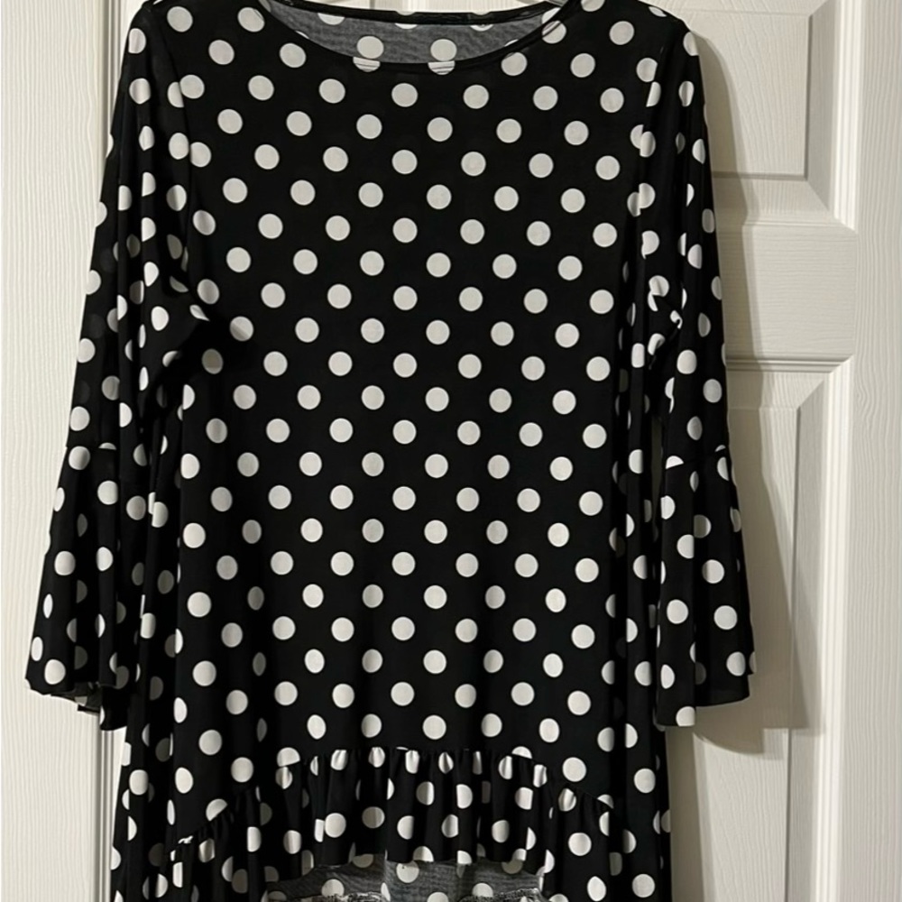 Super cute tunic. Has slight high low with ruffle. No tags. Fits like a medium
